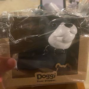 Doggi door stopper